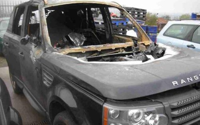 dedemin-avtoservisinde-range-rover-yandi-