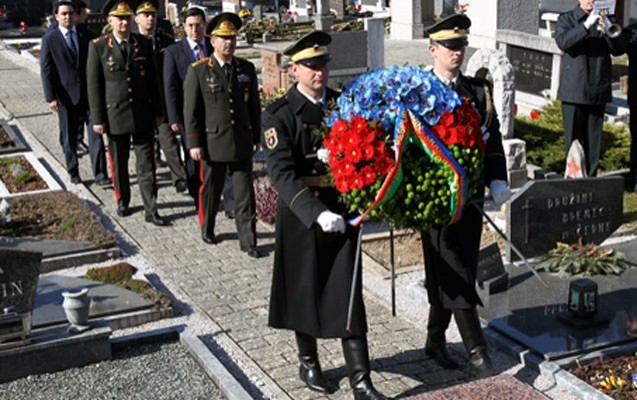 zakir-hesenov-mixaylonun-mezarinda-