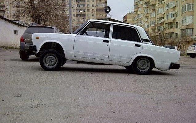 baki-polisi-2-avtosu-saxladi-