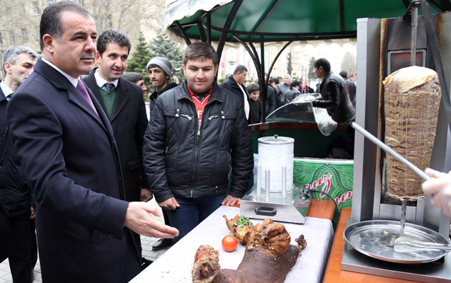 icra-bascisi-yarmarkada-