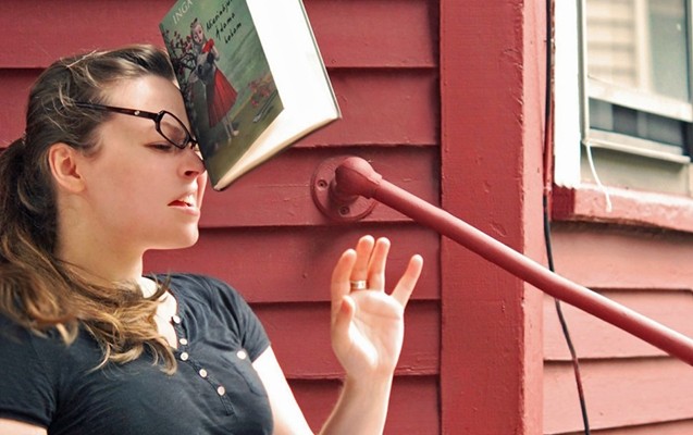 muellime-hemkarini-kitabla-doydu-