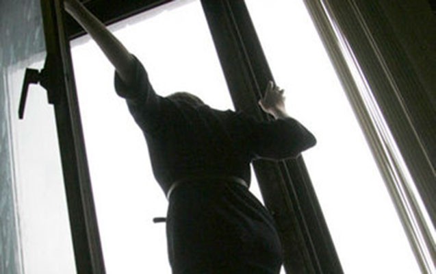 intihar-etmek-isteyen-qiz-xilas-edildi-