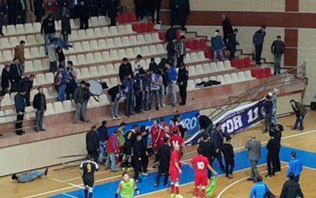 bakida-stadionda-xosagelmez-hadise-