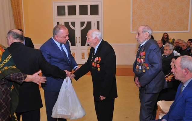 bes-minden-cox-aileye-bayram-sovqati-paylandi