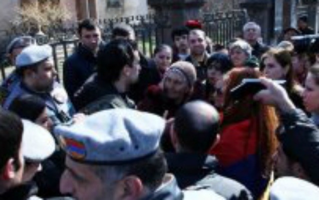 ermenistanda-esger-valideynleri-aksiya-kecirdi-