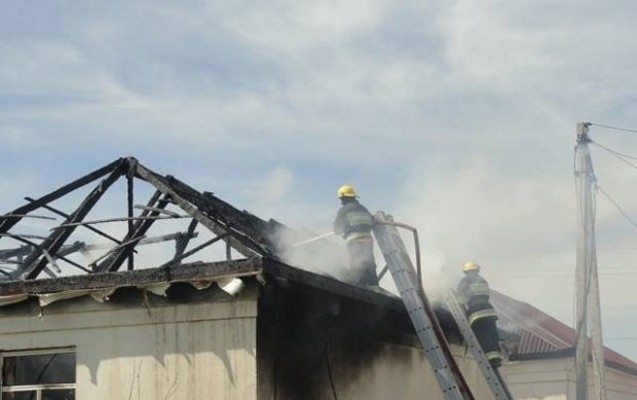 kasiblar-ucun-tikilen-ev-yandi-