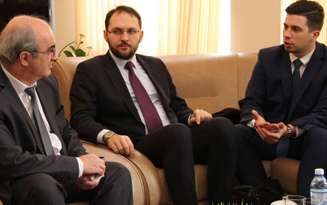 sefir-rektora-tar-hediyye-etdi