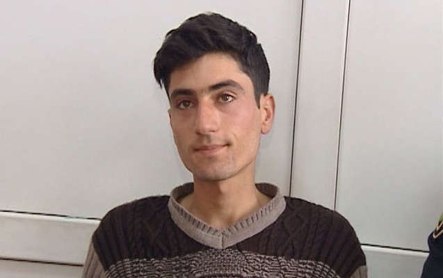 qardas-qatilinin-oglunu-gulleleyen-sexs