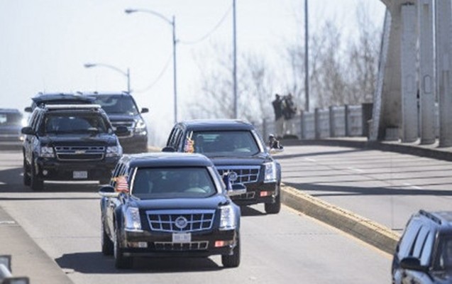 obamanin-korteji-yolu-bagladi-qadin-masinda-dogdu