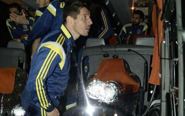 fenerbahce-komandasinin-avtobusuna-silahli-hucum-