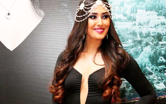azerbaycanli-aktrisa-geyimi-ile-gundeme-geldi-