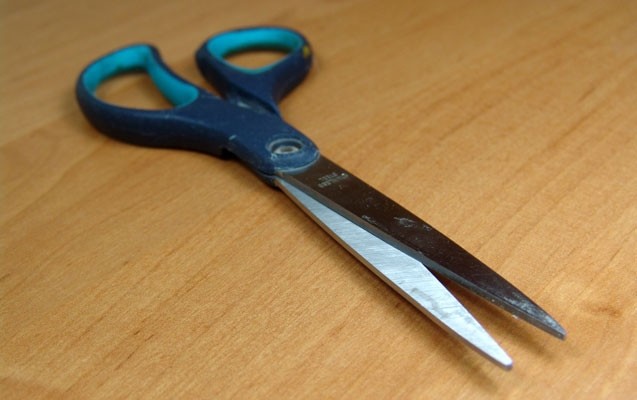 24-yasli-azerbaycanli-qayci-ile-sevgilisini-yaralayib