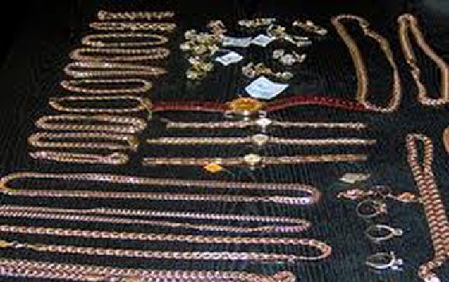 taksi-surucusu-masininda-bir-torba-qizil-tapdi