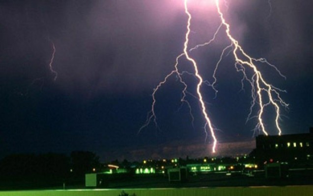 azerbaycanda-qadini-ildirim-vurdu-