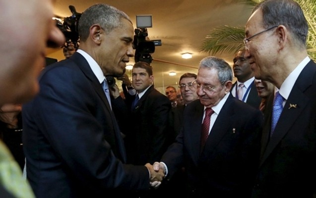 obama-ilk-defe-bu-liderin-elini-sixdi-