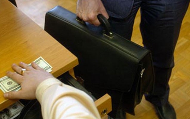 kecmis-reis-komekcisi-rusvet-verdi-aldadildi-
