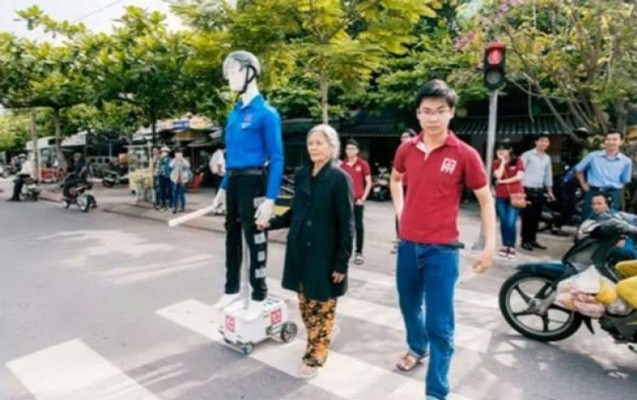 piyadalara-yolu-kecmekde-komek-eden-robot-