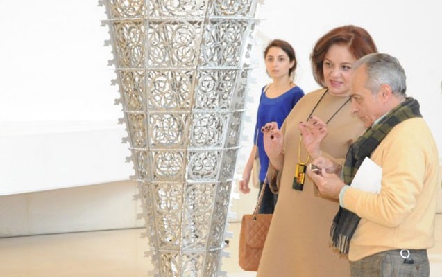 meshur-ressamin-sergisi-bakida-