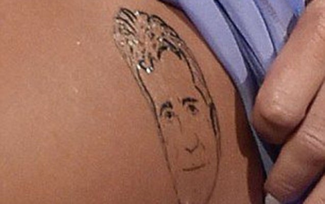 mudirinin-fotosunu-bedenine-doyme-etdirdi-