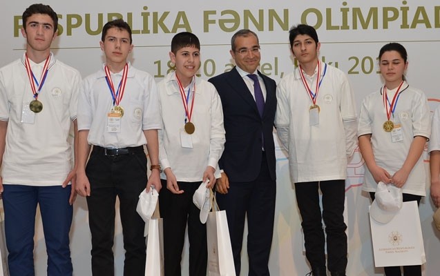 mikayil-cabbarov-sagirdlere-medal-verdi-