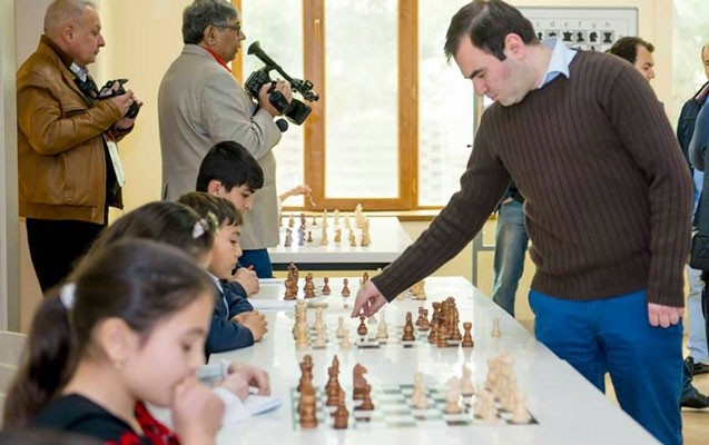 qrossmeysterler-usaqlarla-oynadi-
