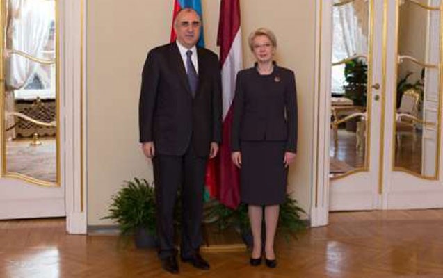 memmedyarov-xanim-spikerle-gorusdu