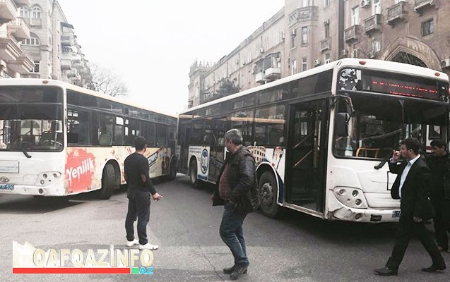 yarisan-avtobuslar-toqqusdu-