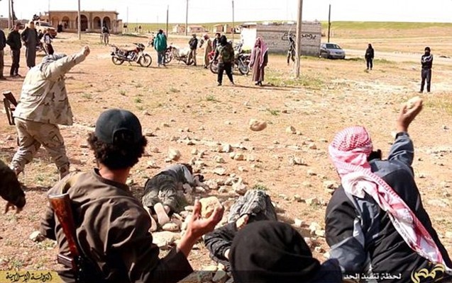 iki-neferi-daslayaraq-oldurduler-