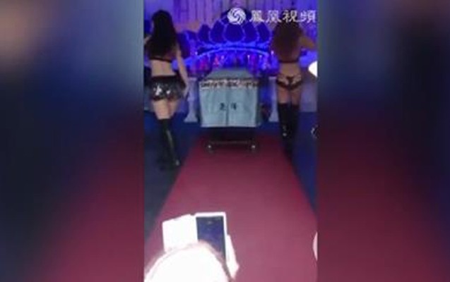 yas-merasimlerinde-striptizci-qadagasi-