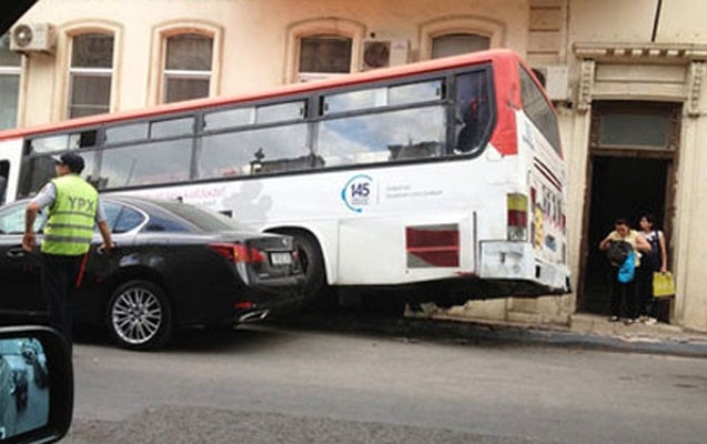 bakida-avtobus-zencirvari-qeza-toretdi