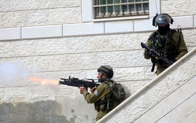 israil-esgerleri-felestinlilere-silah-cekdi-