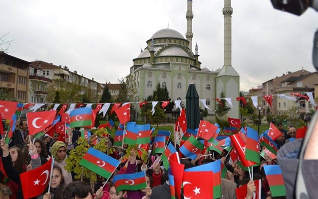 turk-ve-azerbaycan-diasporunun-berlinde-izdihamli-yurusu-