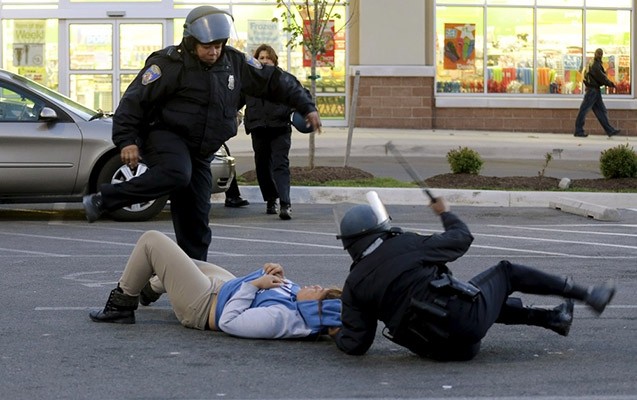 abs-da-polisle-sakinlerin-qarsidurmasi-bitmir-