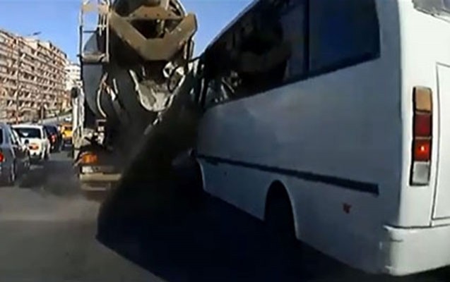 bakida-avtobus-betonqarisdiran-masina-cirpildi-