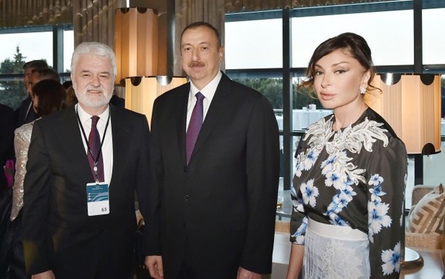 prezident-adindan-forum-istirakcilarina-ziyafet-