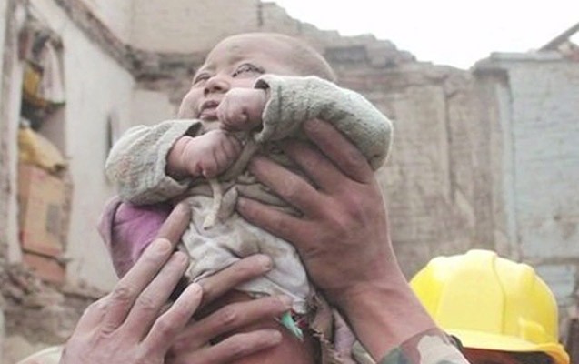nepalda-4-ayliq-korpe-22-saat-sonra-sag-cixarildi-