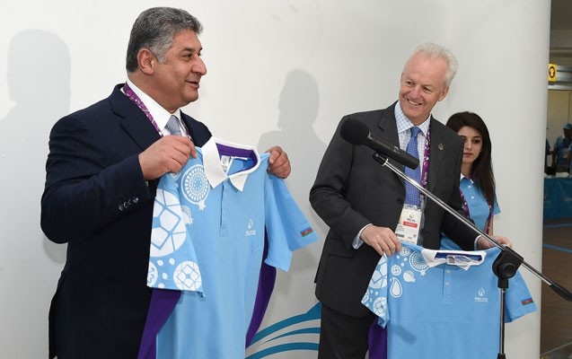 nazir-oz-uniformasini-goturdu-