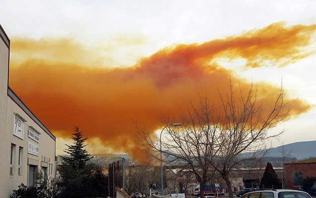 barselonada-partlayis-goy-uzu-zeherli-qazla-ortuldu-