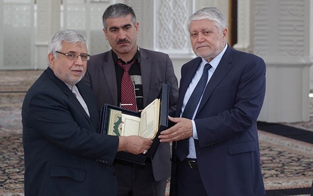 iranin-sefiri-heyder-mescidine-quran-bagisladi-