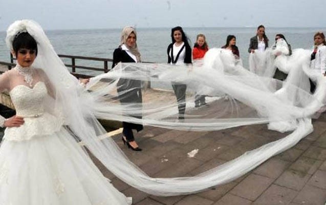 bu-gelinliyin-fatasinin-uzunlugu-77-metrdir-