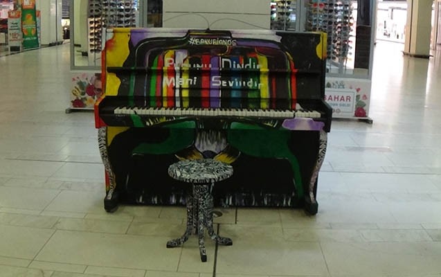 bakidaki-kohne-pianolar-renglendi-