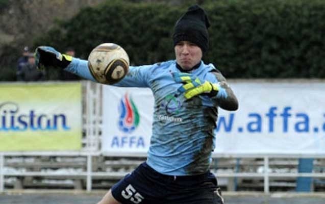 ickiye-qursanan-futbolcu-mesqe-buraxilmadi-