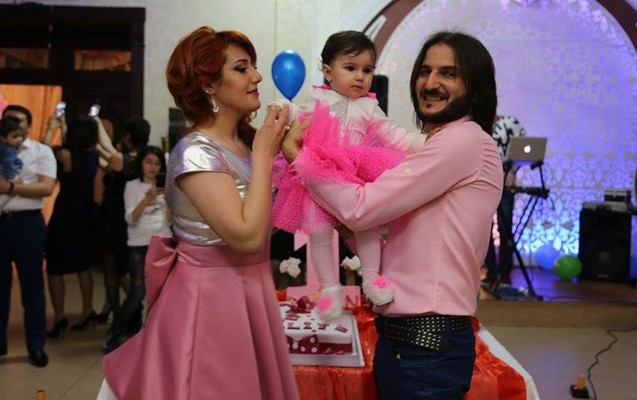 meshur-cutluk-qizlarina-ad-gunu-etdiler-