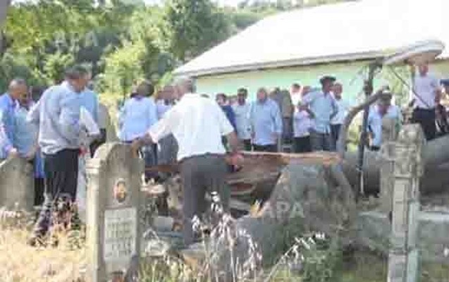 iki-usaq-anasi-ozunu-qebiristanliqda-asmaq-istedi