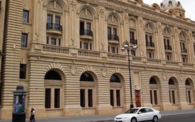 teatrdan-istefa-veren-aktyorla-bagli-