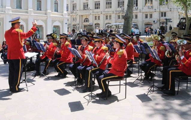bakinin-merkezinde-silahli-quvveler-orkestrlerinin-konserti-