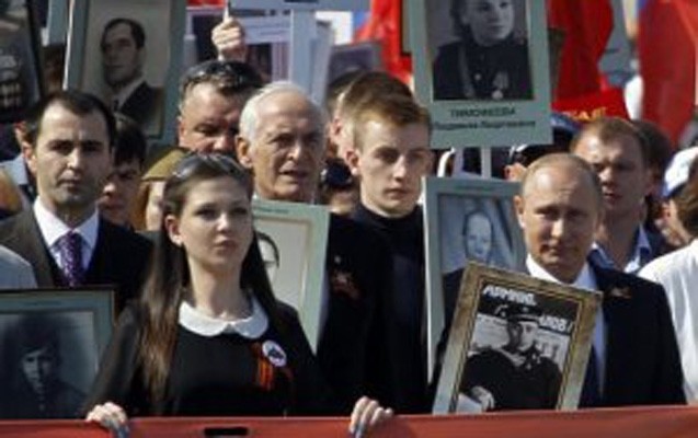 putin-yuruse-muharibede-olen-atasinin-sekli-ile-qatildi-