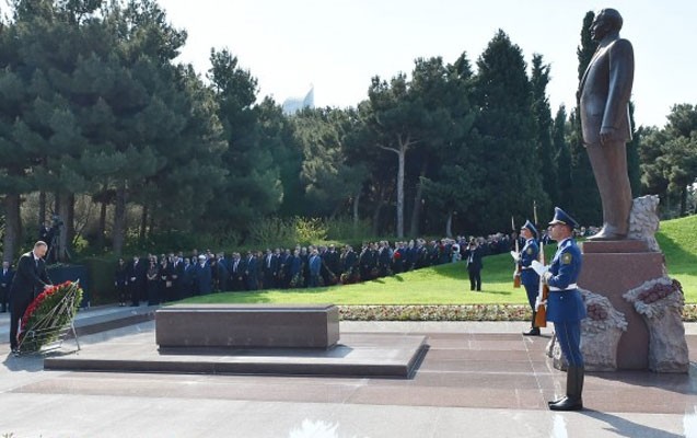 prezident-ve-ailesi-heyder-eliyevin-mezarini-ziyaret-etdi-