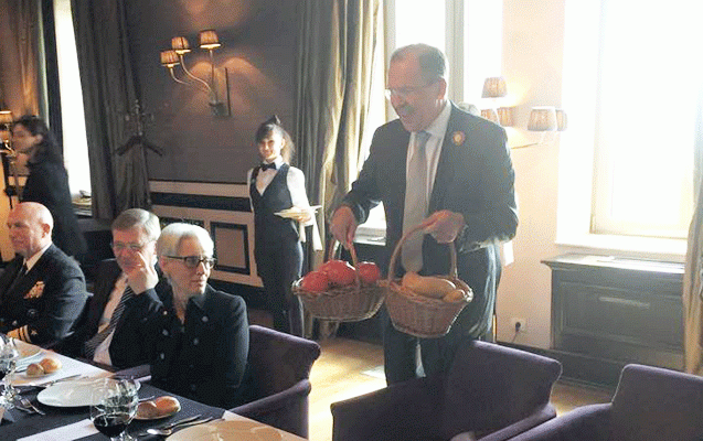 lavrov-con-kerriye-pomidor-ve-kartof-hediyye-etdi-