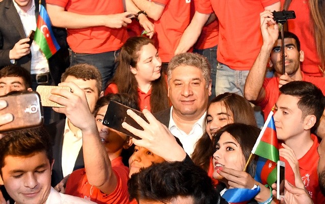 azad-rehimov-genclerle-selfie-cekdirdi-